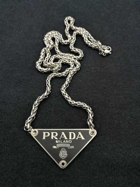 chain prada